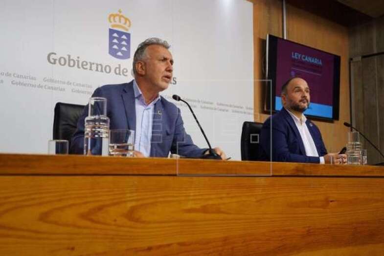 El presidente Ángel Víctor Torres (i) y el consejero José Antonio Valbuena (d) / EFE Ramón de la Rocha